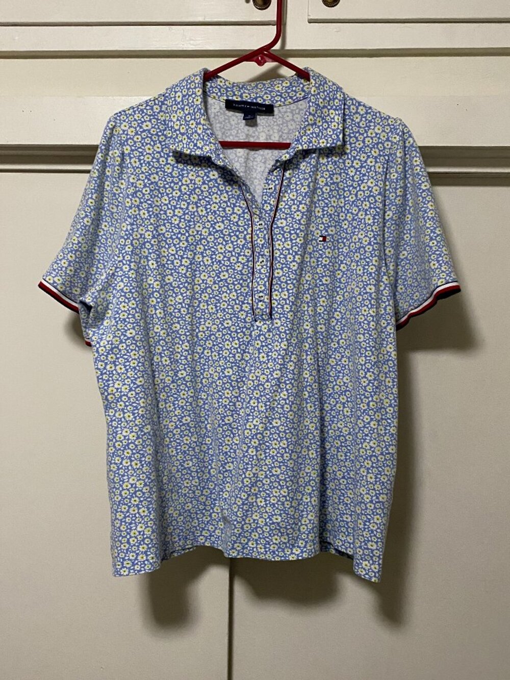 Tommy Hilfiger short sleeve blue & white tee w/yellow flowers, size 1X